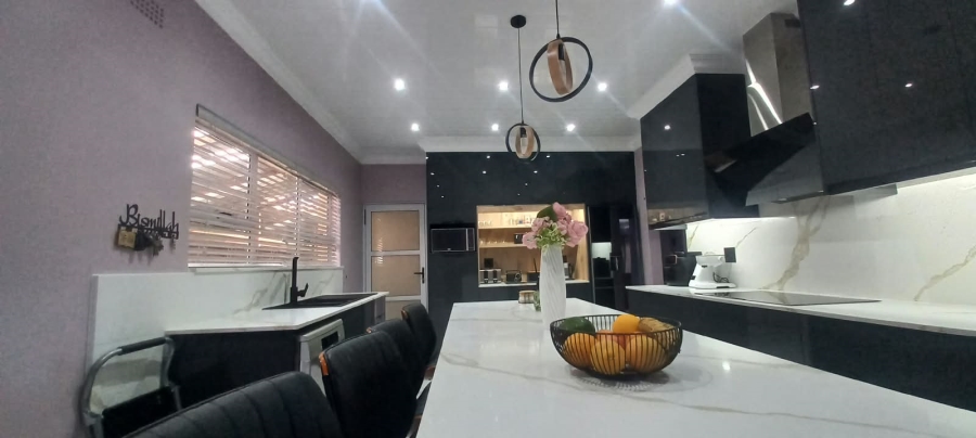5 Bedroom Property for Sale in Belgravia Western Cape